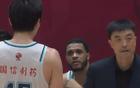 浙江勝青島，裁判搶鏡，楊瀚森六犯兩分，球迷不滿。