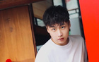 陽光齊麟，胡同大男孩曬照。