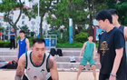 山東隊威海集訓(xùn)，六點海邊拉練，邱彪指導(dǎo)陶漢林。